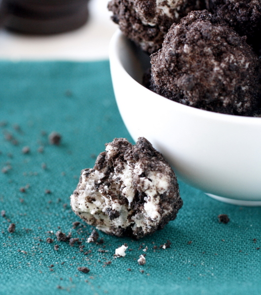 Cookies and Cream Cheesecake Truffles