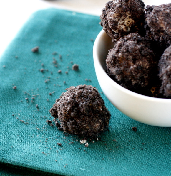 Cookies and Cream Cheesecake Truffles