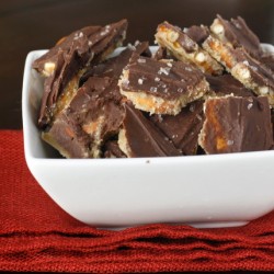 Holiday Salted Caramel Pretzel Bark - Mom Endeavors