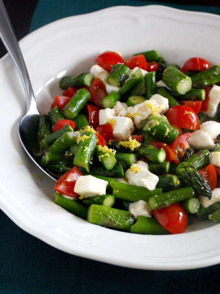 Asparagus with Cherry Tomatoes and Fresh Mozzarella