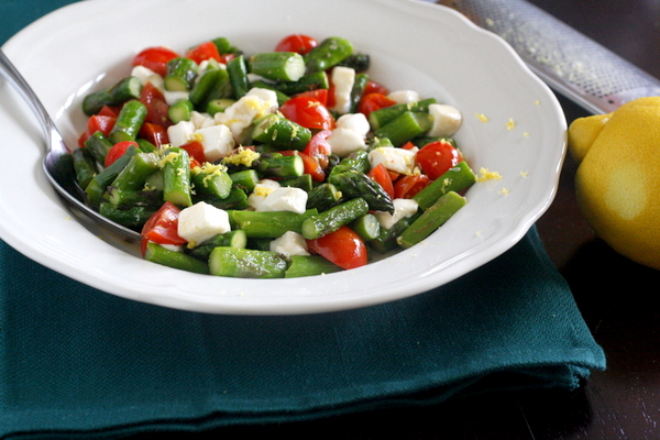 Asparagus with Cherry Tomatoes and Fresh Mozzarella