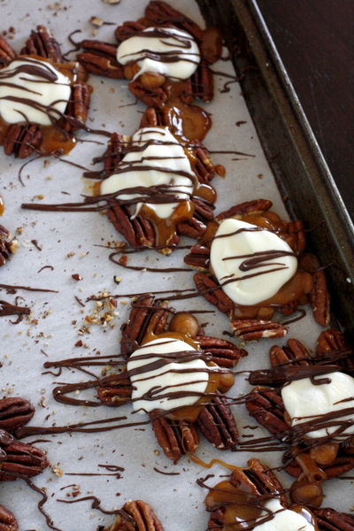 Caramel Pecan Turtle Clusters - so easy to make and they make great gifts for Christmas!