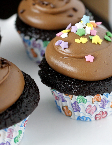 One Bowl Chocolate Cupcakes - the best chocolate cupcakes ever! And they are so easy to make!